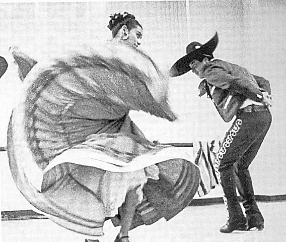 Festejan 40 años de danza y hermandad